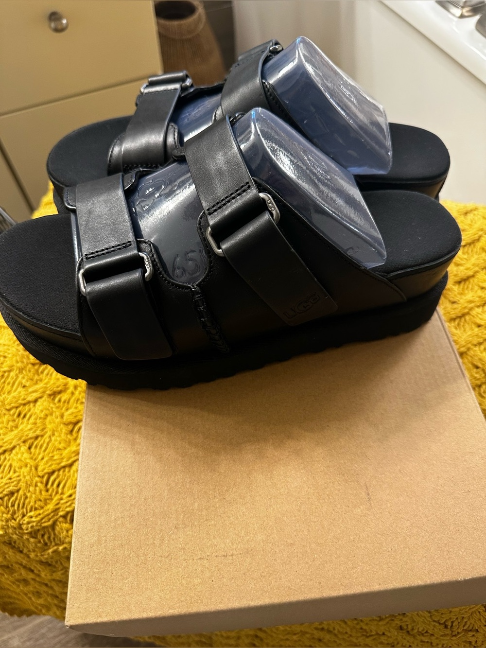 Ugg Golden Star NWOB - Picture 4 of 8